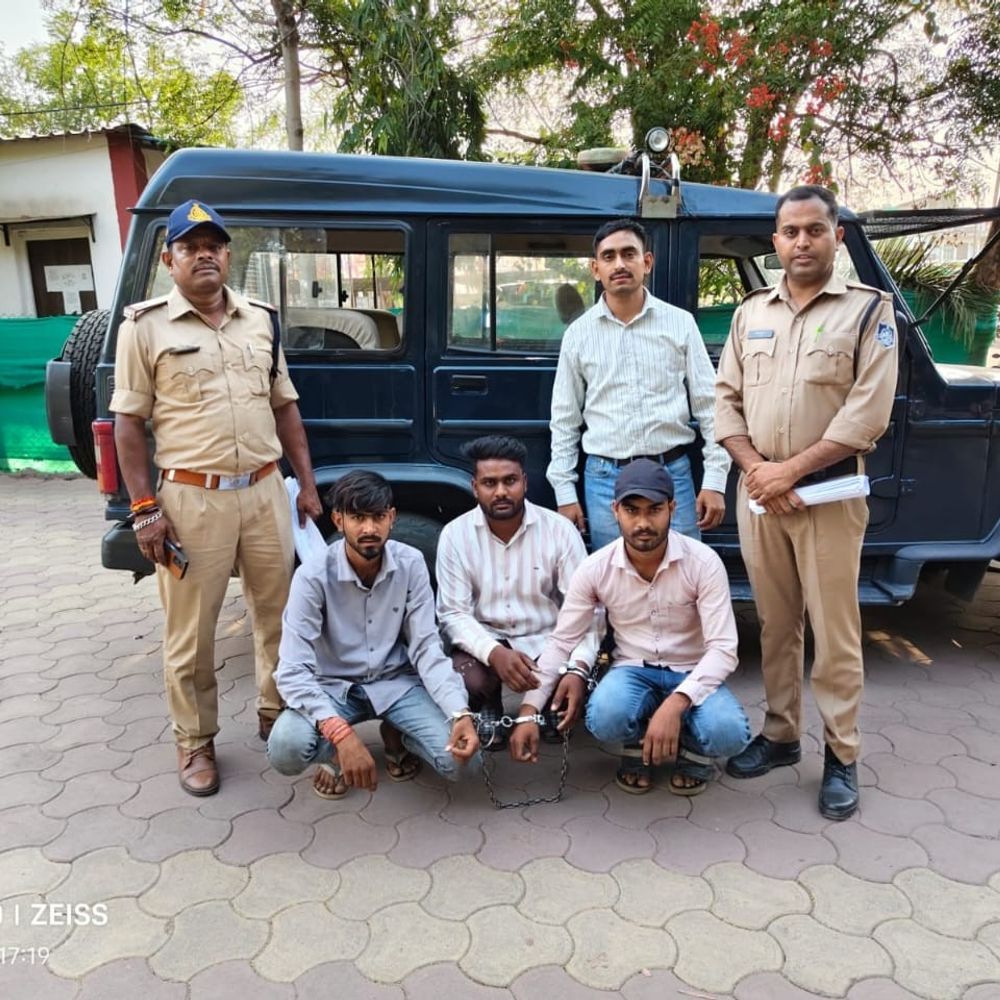 बड़नगर में प्लॉट हड़पने की कोशिश, 3 गिरफ्तार:महिला को तलवार की नोक पर धमकाकर कर रहे थे दबाव