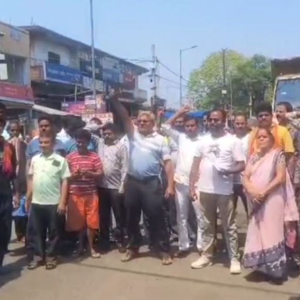 धनबाद के नुनूडीह में सड़क जाम:जलजमाव और जर्जर सड़क से परेशान ग्रामीणों ने किया प्रदर्शन