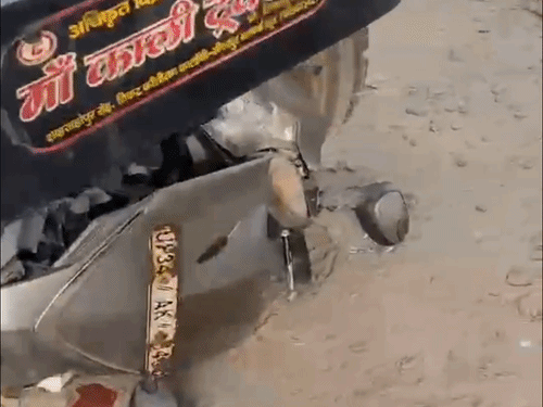 सीतापुर में ओवरलोड ट्रैक्टर ट्रॉली ने शिक्षिका को रौंदा:स्कूल जाते समय रेलवे क्रॉसिंग पर हादसा, टीचर घायल; स्कूटी क्षतिग्रस्त