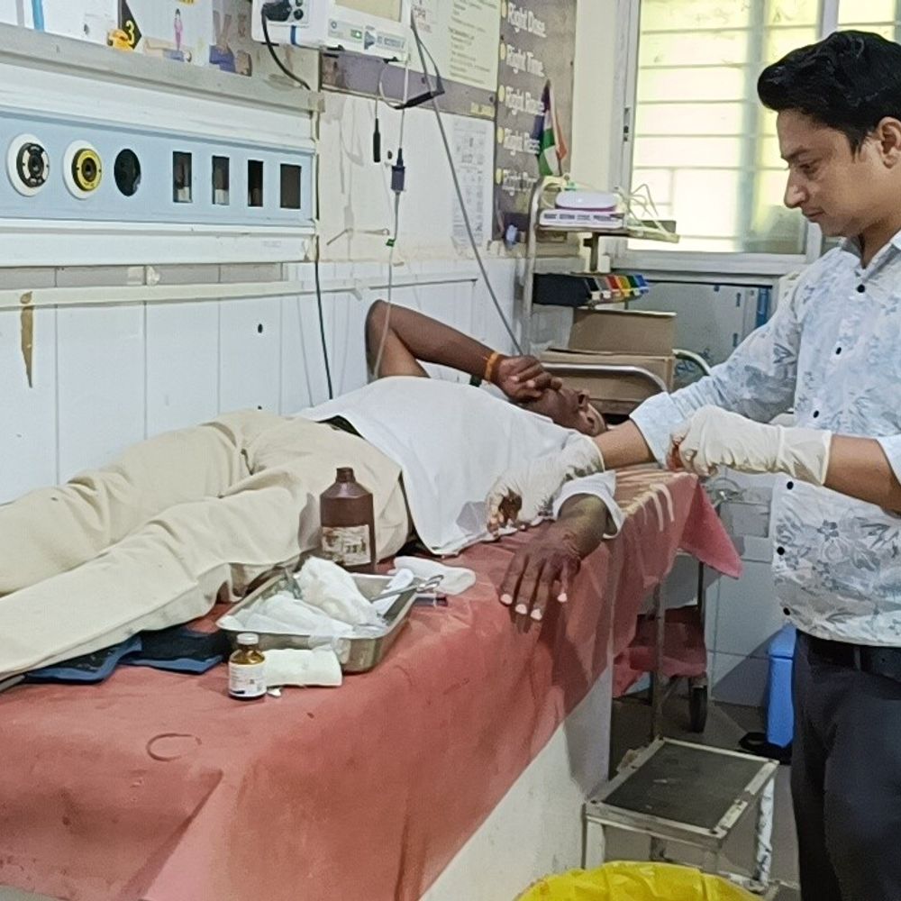 जमुई में ट्रैक्टर ने युवक को टक्कर मारी, घायल:बाइक खड़ी कर किसी का इंतजार कर रहा था, सदर अस्पताल में एडमिट