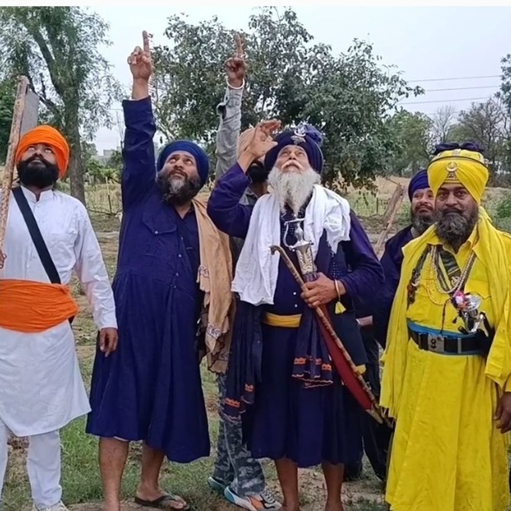 बरनाला में अमृतधारी-महिला बेटी संग पानी की टंकी पर चढ़ी:तेज बारिश में पेट्रोल लेकर बैठीं; बोलीं- पति के अत्याचारों से परेशान हूं