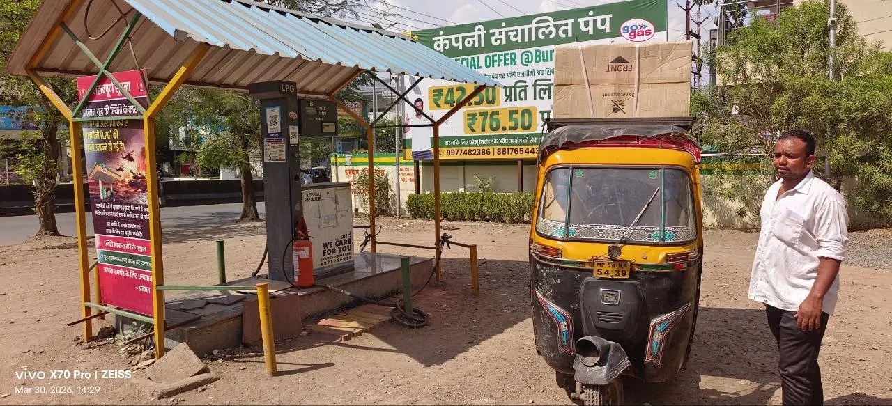 जनता की जेब पर युद्ध का असर, गैस, तेल के बाद अब ऑटो का कराया बढ़ा