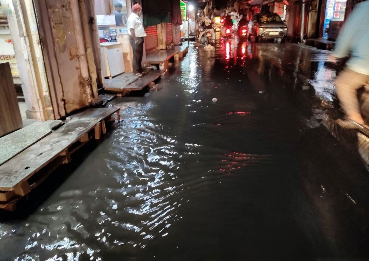 किसानों को खेतों में रखे अनाज को ढकने का मौका भी नहीं मिला, तेज अंधड़ के साथ हुई बारिश