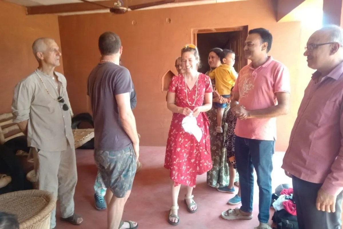 फ्रांस से पहुंचे विदेशी मेहमान, साड़ी पहनकर भरी मांग, हाथों में रचाई मेहंदी, जानी भारतीय जीवन शैली