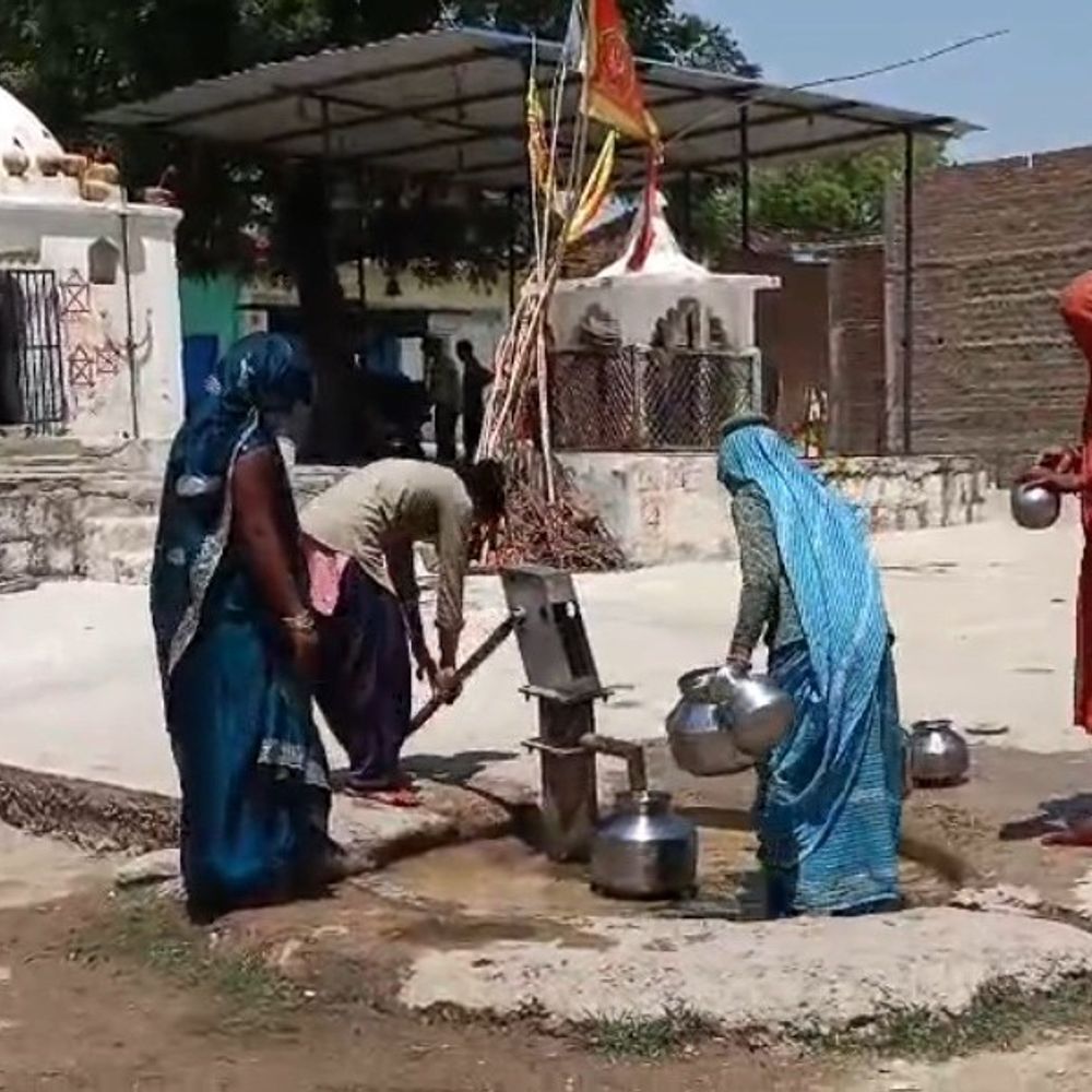 टीकमगढ़ के तिंदारी गांव में गहराया जल संकट:नल जल योजना ठप, ग्रामीण हैंडपंप पर निर्भर; अधिकारी बोले- बांध से जल्द मिलेगा पानी