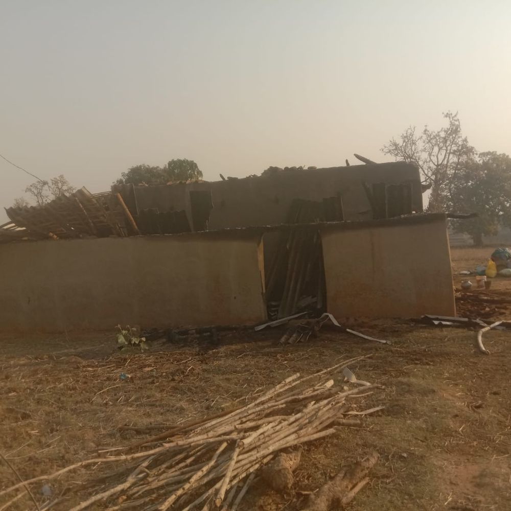 बलरामपुर में घर में लगी आग, परिवार बेघर:रात 11 बजे सो रहे थे सदस्य, घर में रखा 10 बोरी धान सहित पूरा अनाज जलकर राख