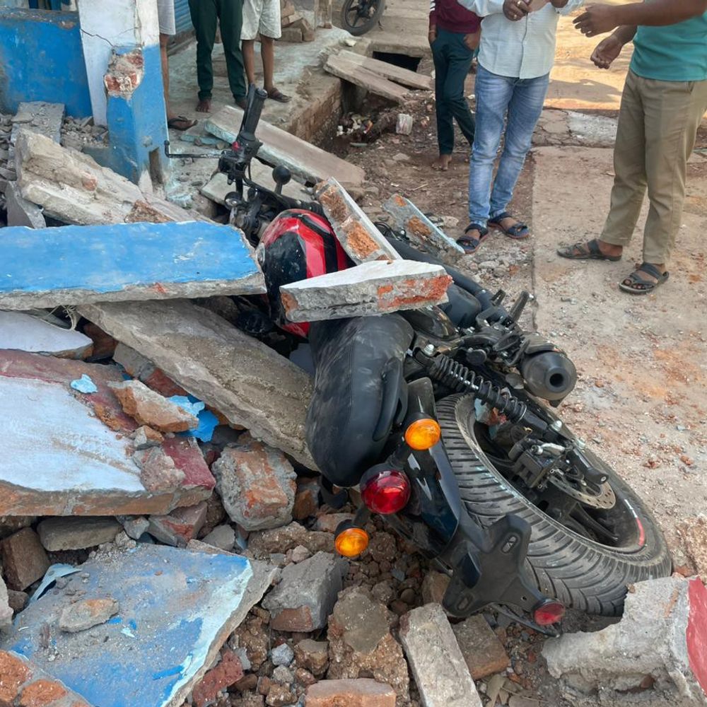 मैहर में सीवर ब्लास्ट से घर क्षतिग्रस्त:बेटी की शादी में दहेज की बुलेट बाइक मलबे में दबी