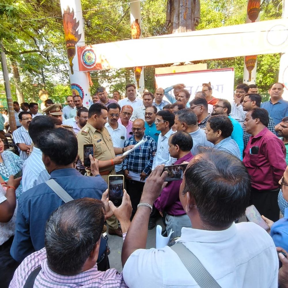 S-4 ने लखनऊ में 18 सूत्रीय मांगों पर प्रदर्शन किया:मुख्यमंत्री को संबोधित ज्ञापन जिला प्रशासन को सौंपा, S-4 ने लखनऊ में 18 सूत्रीय मांगों पर प्रदर्शन किया