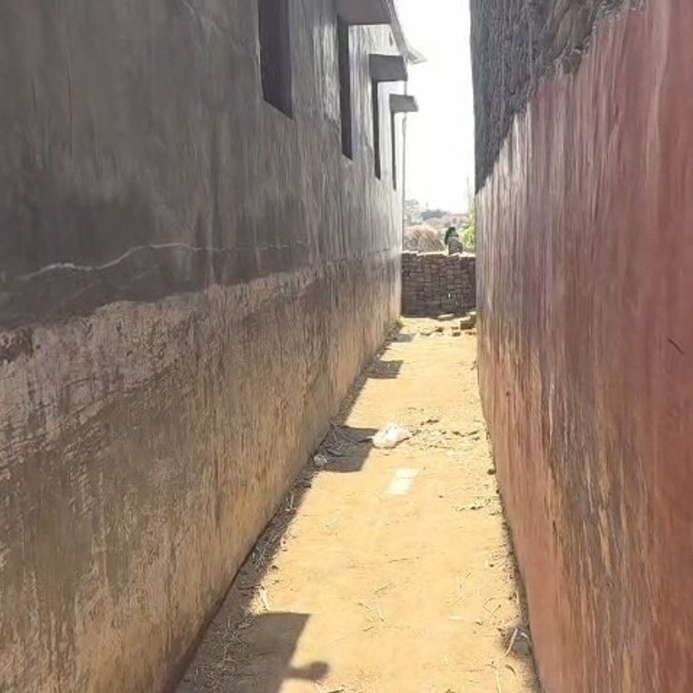 2 परिवारों के विवाद से स्कूल का रास्ता बंद:गोपालगंज में बच्चों-ग्रामीणों ने सड़क जाम कर प्रशासन से रास्ता खुलवाने की मांग की