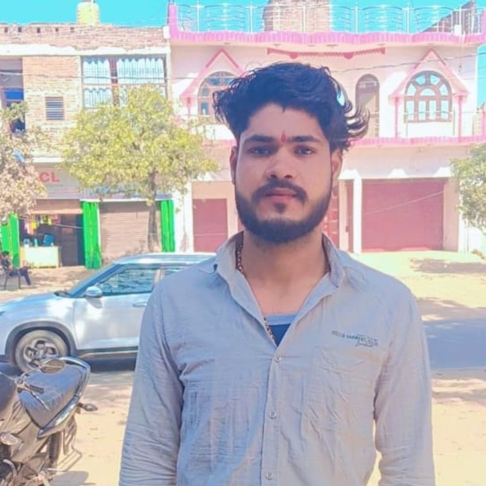 एटा में ट्रैक्टर-बाइक भिड़ंत, एक की मौत:दो गंभीर घायल, एक बाइक पर सवार थे तीन दोस्त