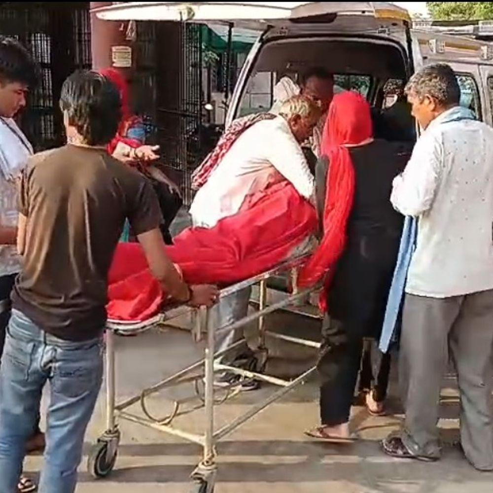 हाथरस में सड़क हादसे में महिला की मौत:बाइक पर पति के साथ लौट रही थी, ट्रक ने मारी टक्कर