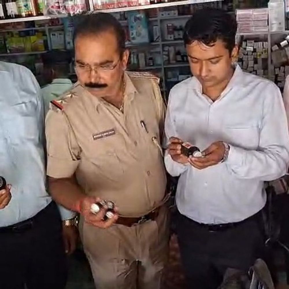 गोपालगंज में दवा दुकान से प्रतिबंधित सिरप-इंजेक्शन बरामद:नशे में इस्तेमाल होने वाले 875 एविल इंजेक्शन जब्त, 2 लोग हिरासत में