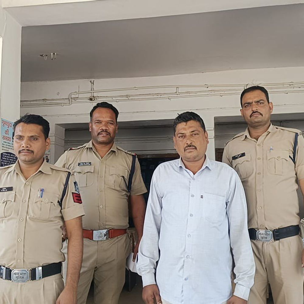 मैहर में 54 लीटर अवैध शराब के साथ आरोपी गिरफ्तार:पुलिस टीम ने घेराबंदी कर तस्कर को पकड़ा, केस दर्ज