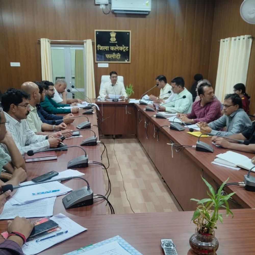 फलोदी में जिला कलेक्टर ने ली साप्ताहिक बैठक:विभागीय योजनाओं को लेकर चर्चा, गर्मियों पेयजल आपूर्ति सुचारू रखने के लिए कहा