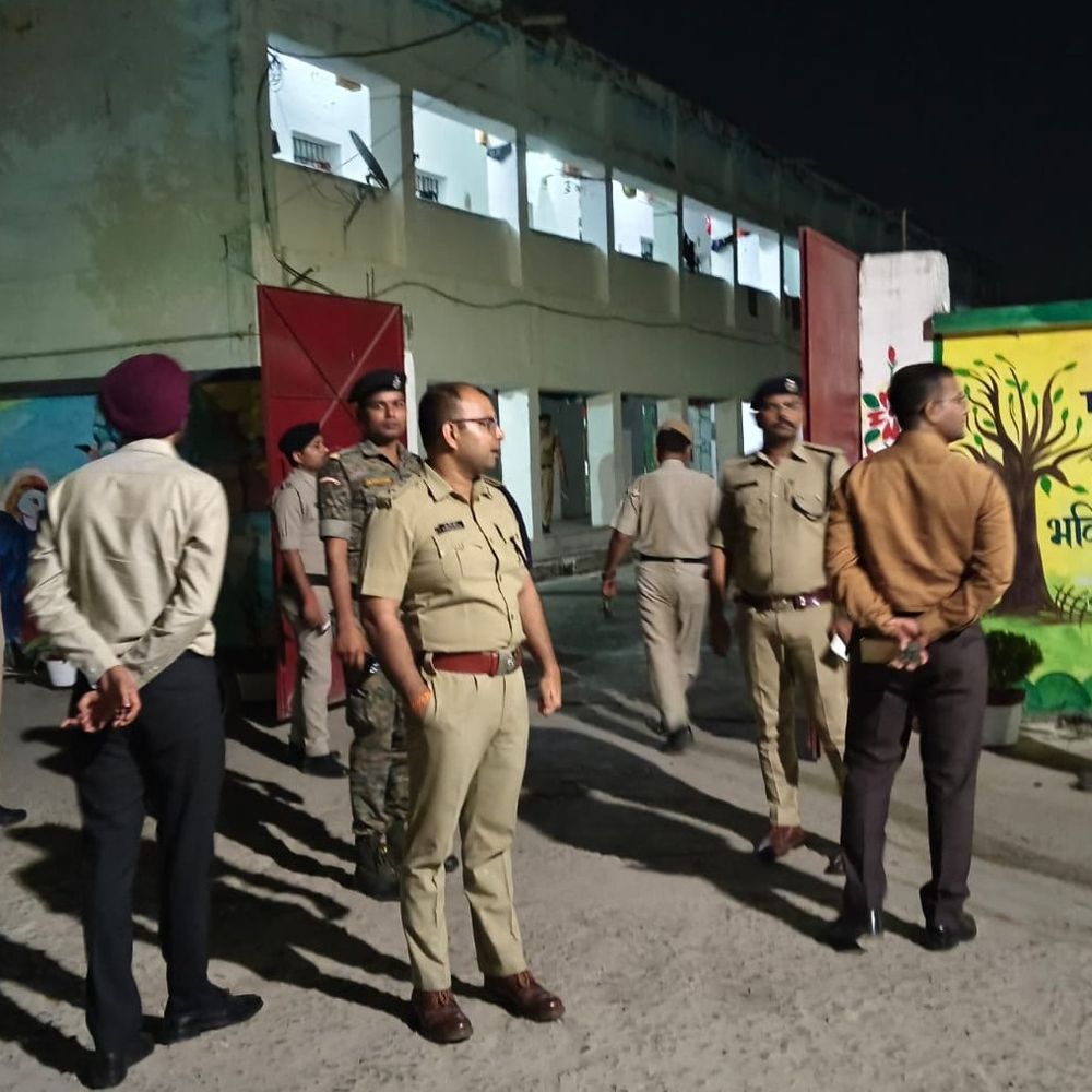 बेतिया DM-SP ने मंडल कारा में की छापेमारी:वार्डों, बैरकों, सुरक्षा पोस्ट और निगरानी व्यवस्था का किया निरीक्षण, बुनियादी सुविधाओं का लिया जायजा