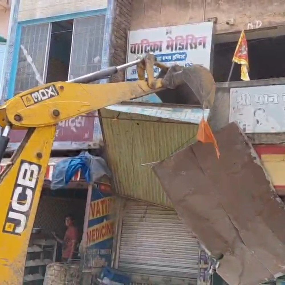 सम्राट चौधरी के सीएम बनते ही गरजा बुलडोजर:मुंगेर-जमालपुर में अतिक्रमण हटाओ अभियान, कई दुकानें के आगे चला; जुर्माना वसूला