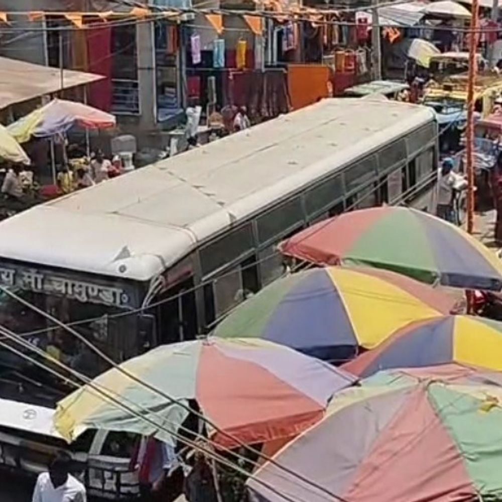 नवादा रोह बाजार में अतिक्रमण से जाम:सड़क पर दुकानें और बसें वजह, स्कूल वैन-एम्बुलेंस फंसी, प्रशासन की तैयारी पर उठ रहे सवाल