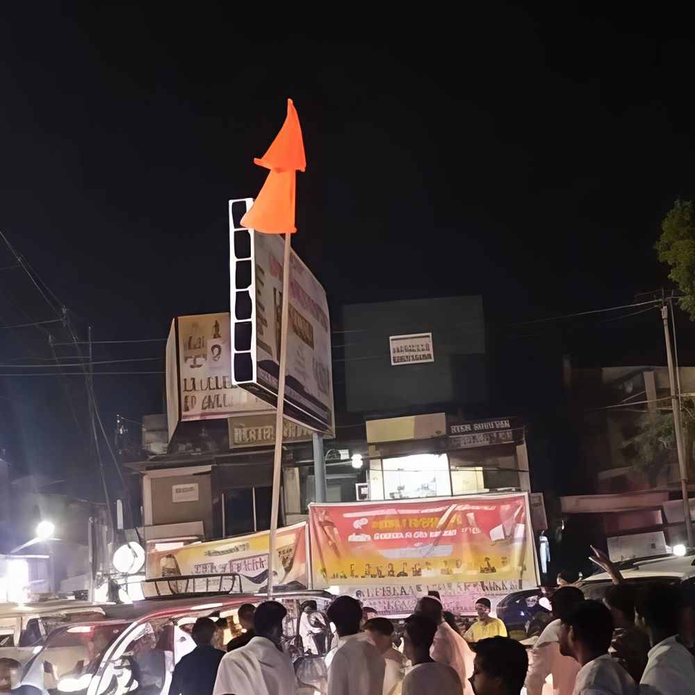 माधव चौक पर केसरिया झंडा उतारने पर विवाद:हिंदू संगठनों का प्रदर्शन, प्रशासन को 24 घंटे का अल्टीमेटम; आज होगी आरती