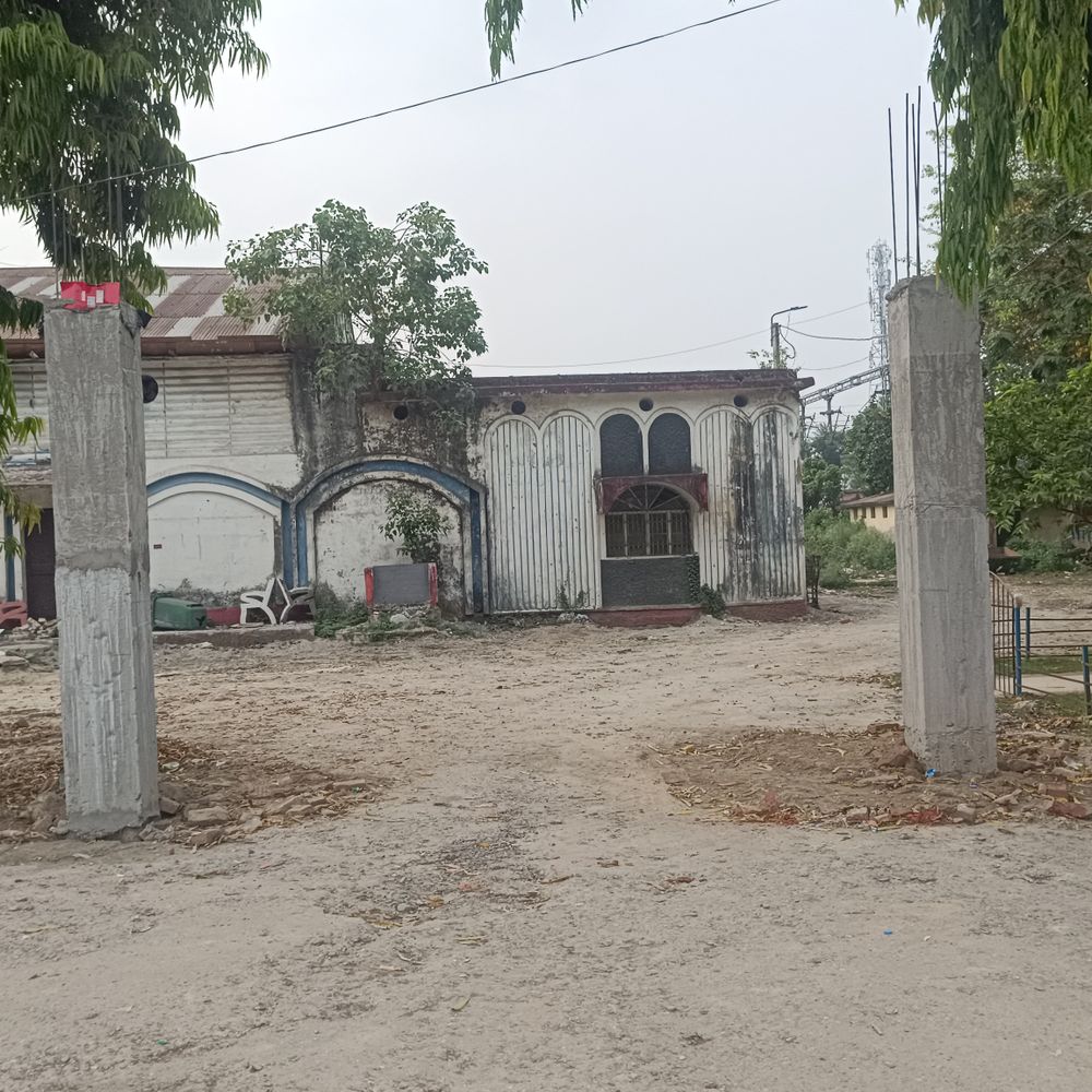 किशनगंज के जर्जर टाउन हॉल में गेट निर्माण:लाखों की लागत खर्च पर सवाल, डीएम ने जांच के दिए आदेश