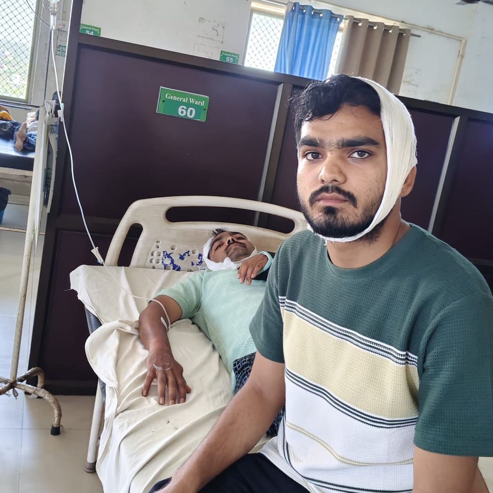 मऊ में रास्ते के विवाद में दो पक्षों में मारपीट:छुट्टी पर आए दो पुलिसकर्मी भी घायल, दोनों तरफ से मुकदमा दर्ज