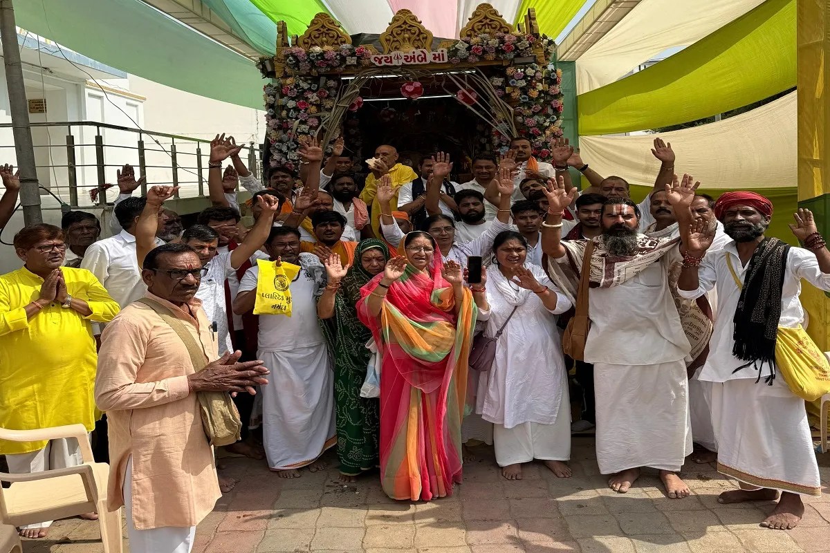 मांगरोल गांव में अंबिका रथ का भव्य स्वागत, नर्मदा परिक्रमावासियों ने लिया दर्शन का लाभ