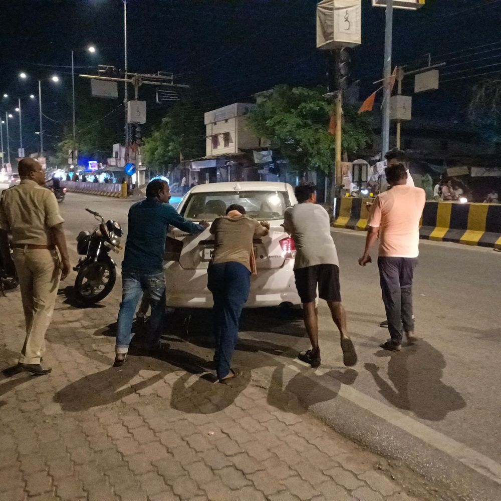सड़क पर बंद हुई कार,गांजा बरामद:तीन थाना क्षेत्रों से गुजरकर महासमुंद पहुंचा था,कार स्टार्ट कर रहे युवकों पर पुलिस की पड़ी नजर तो दबोचा