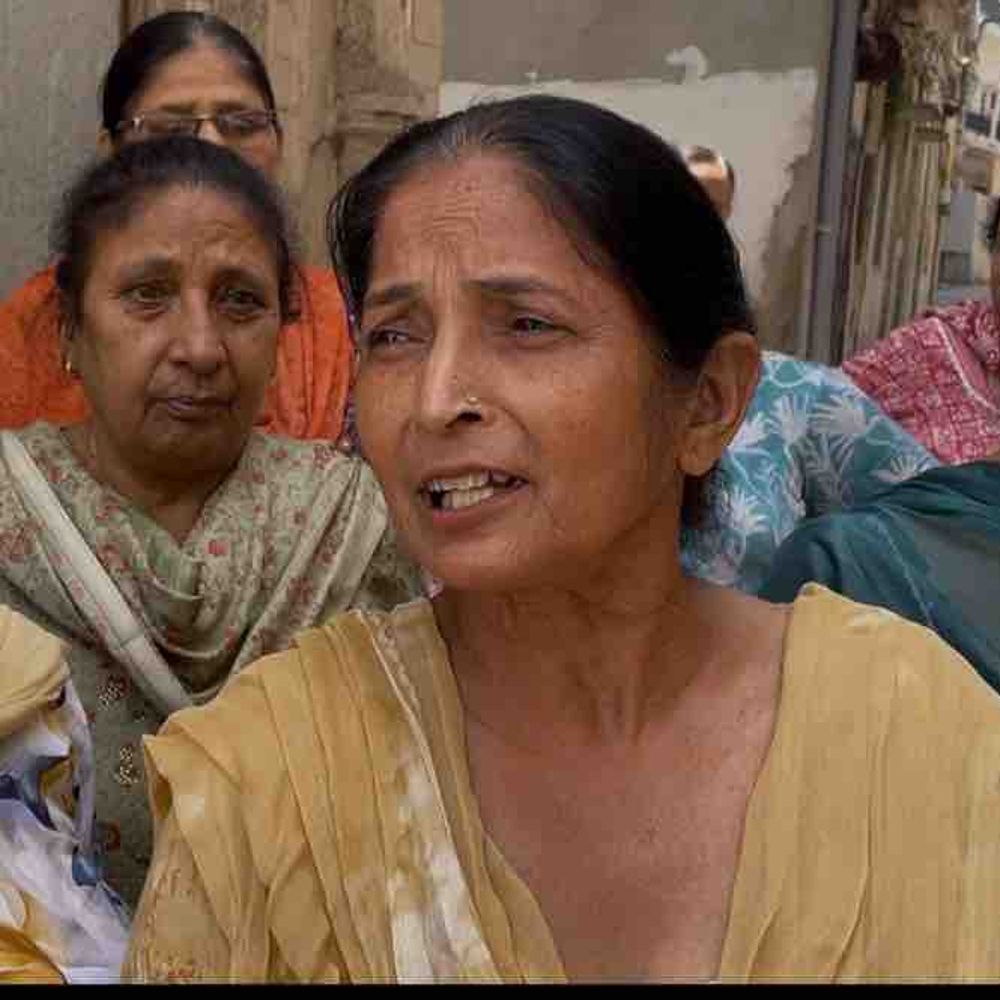 रोपड़ में कुत्तों ने 4 दिन में 15 को काटा:गली-मोहल्लों में घूमता रहता है झुंड, कई महिलाएं हो चुकी हैं शिकार, दहशत का माहौल