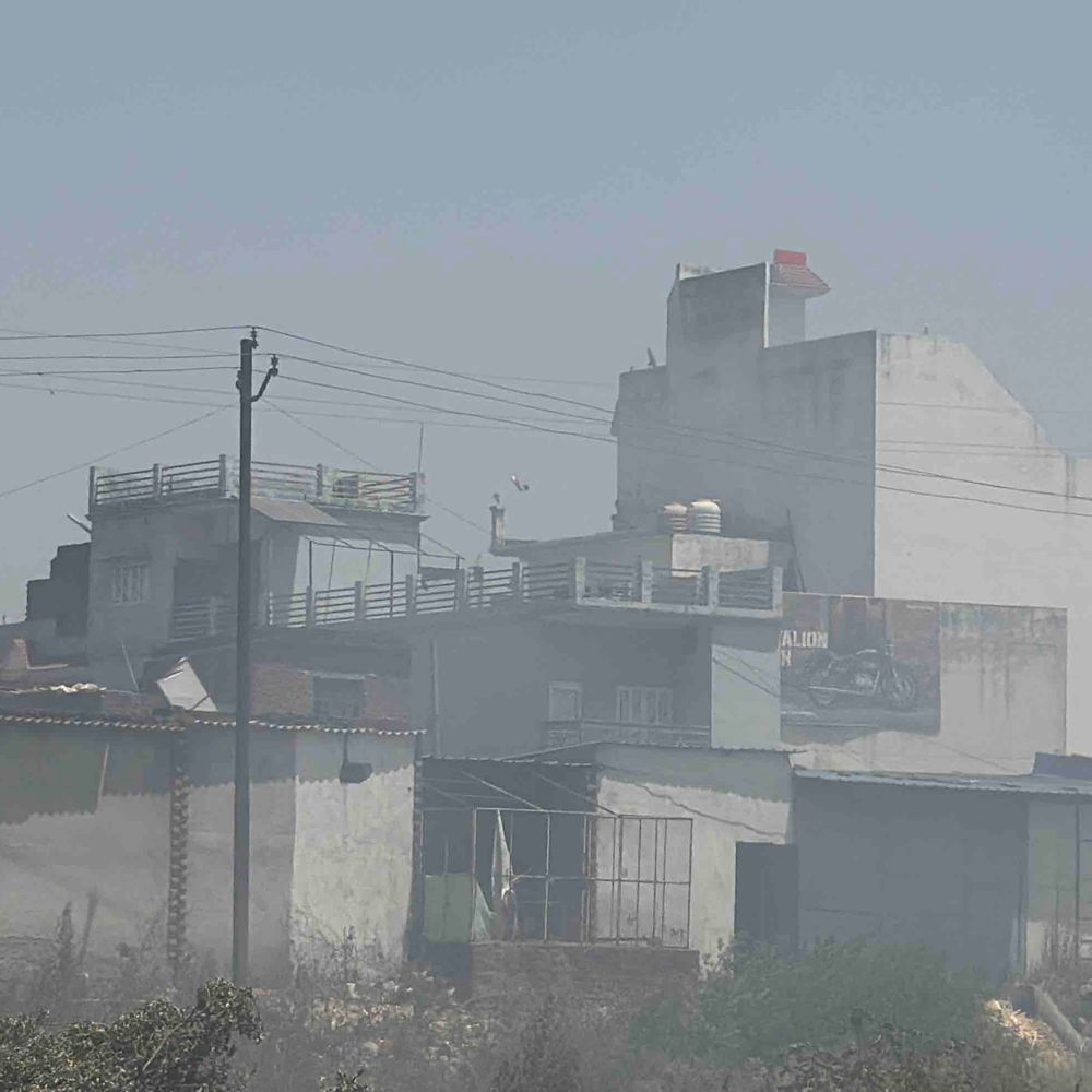 तोपखाना टचिंग ग्राउंड में कूड़े से उठ रहा धुआं:रामपुर में 20 दिनों से परेशानी, सांस के मरीजों की बढ़ी दिक्कतें