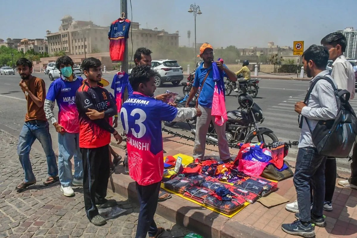 जयपुर में पहला मैच शनिवार को, जर्सी की शॉपिंग शुरू, देखें तस्वीरें