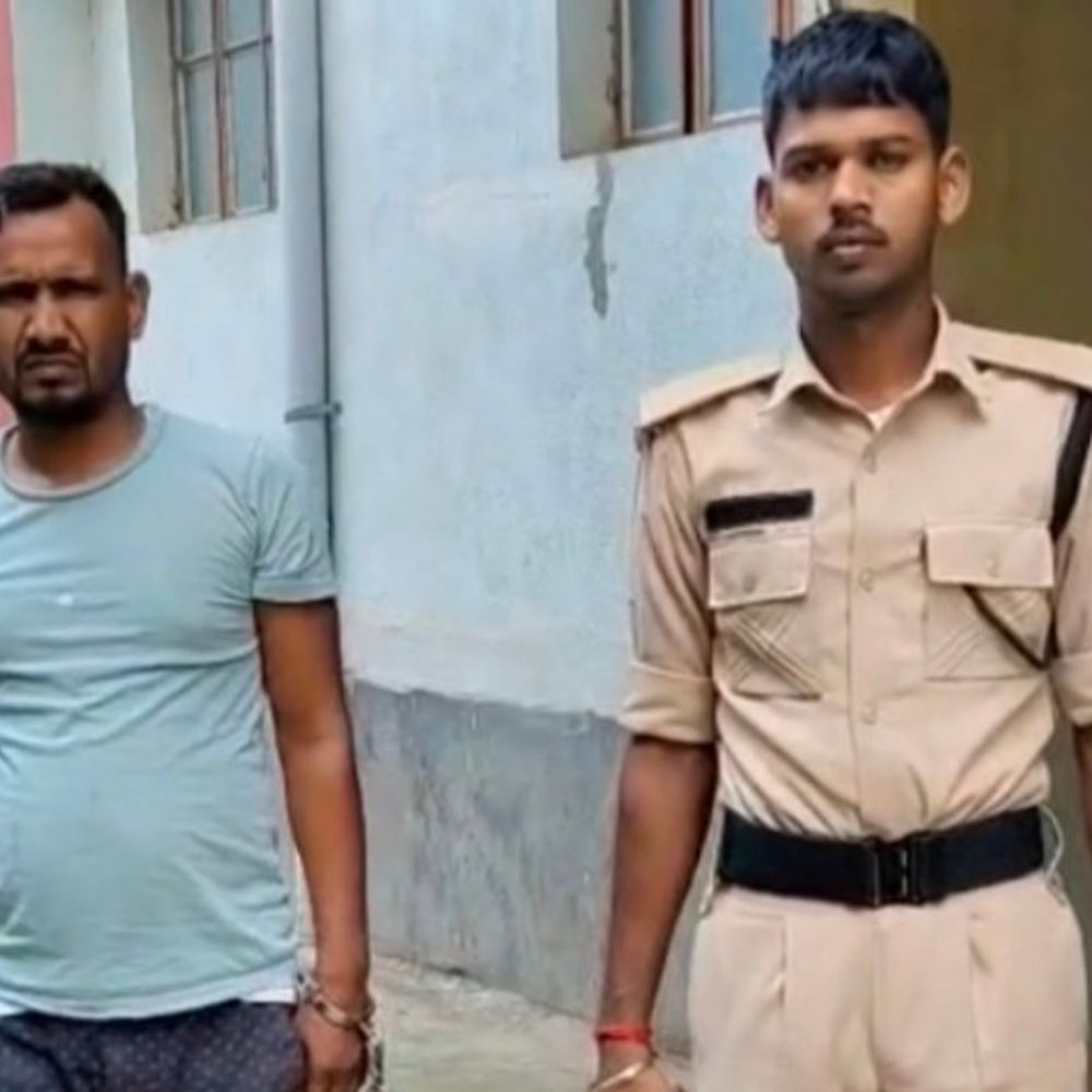 शेखपुरा में बाइक सवार शराब तस्कर अरेस्ट:पुलिस ने 500 मीटर पीछा कर दबोचा, 18 लीटर शराब-बाइक जब्त