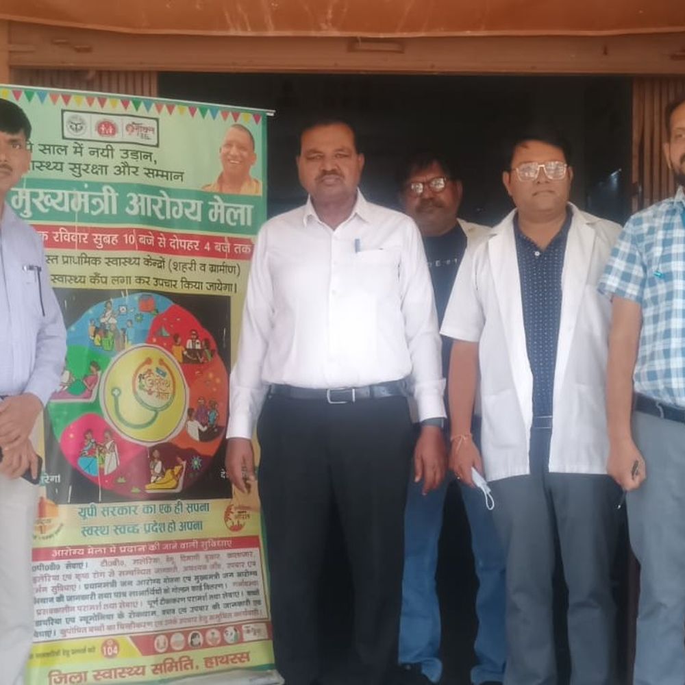 हाथरस में जन आरोग्य मेलों में देखी व्यवस्थाएं:सीएमओ ने मरीजों से पूछा हाल-चाल, ग्रामीणों को किया जागरूक