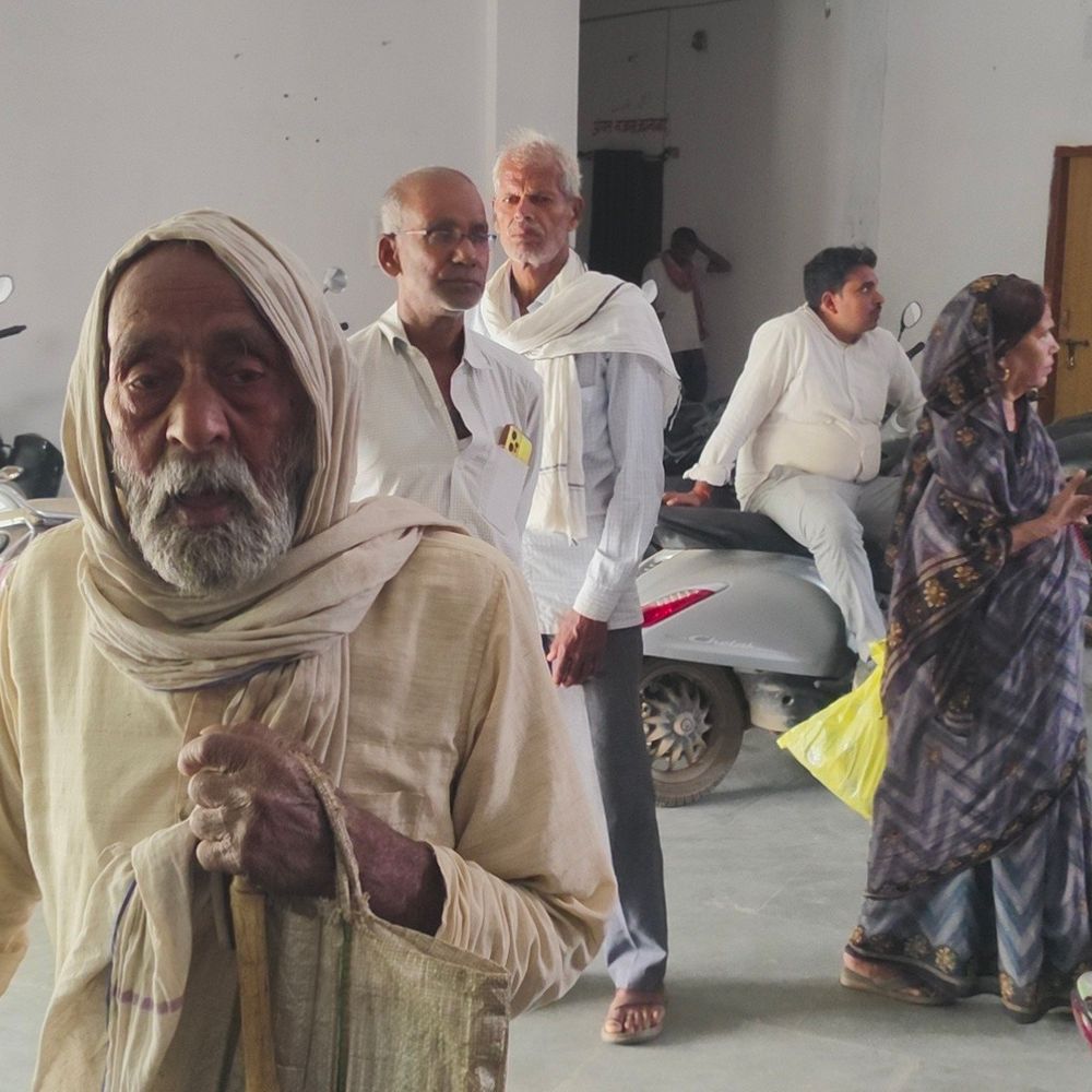 जहानाबाद में पंचायत सचिवों की हड़ताल, कामकाज ठप:अंचल कार्यालय आने वाले लोग परेशान, सरकारी सेवाएं प्रभावित