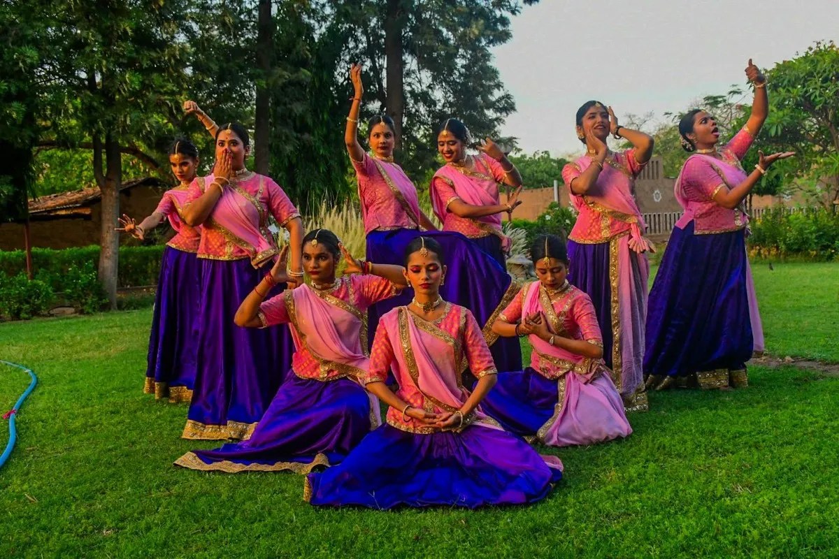 वर्ल्ड डांस डे पर डांस की विभिन्न मुद्राएं, देखे तस्वीरें