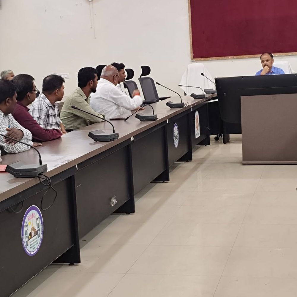 सहरसा में DM की पेट्रोल पंप संचालकों संग बैठक:ईंधन की कमी से इनकार, अफवाहों पर रोक के निर्देश, पंपों पर पुलिस-मजिस्ट्रेट तैनात होंगे