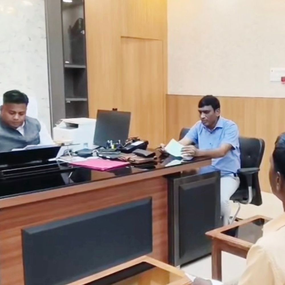 एक सप्ताह के भीतर मामलों को निपटाएं-DM:शेखपुरा जनता दरबार में दाखिल-खारिज और सड़क दुर्घटना मुआवजा की आई शिकायतें