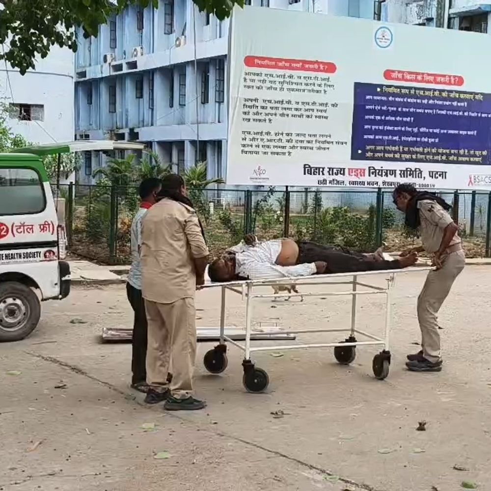 अनियंत्रित कार और बाइक की भिड़ंत, 2 की मौत:बक्सर के दो युवकों की सदर अस्पताल में हुई शिनाख्त, दुर्घटनाग्रस्त वाहन जब्त