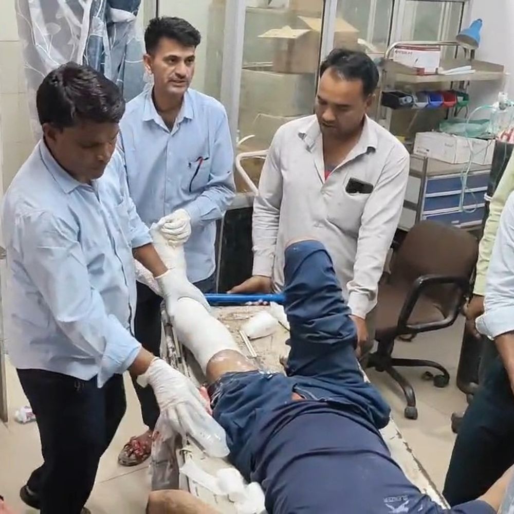 पिकअप ने बाइक को टक्कर मारी, तीन लोग घायल:दो गंभीर रेफर, ड्राइवर फरार; सपोटरा पुलिस जांच में जुटी