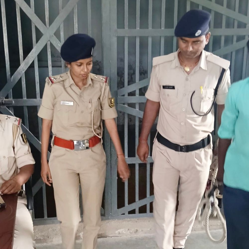 शेखपुरा में भागा शराब कारोबारी गिरफ्तार:3 महीने पहले घर से मिली थी शराब, गिरफ्तारी के डर से छिपकर रह रहा था