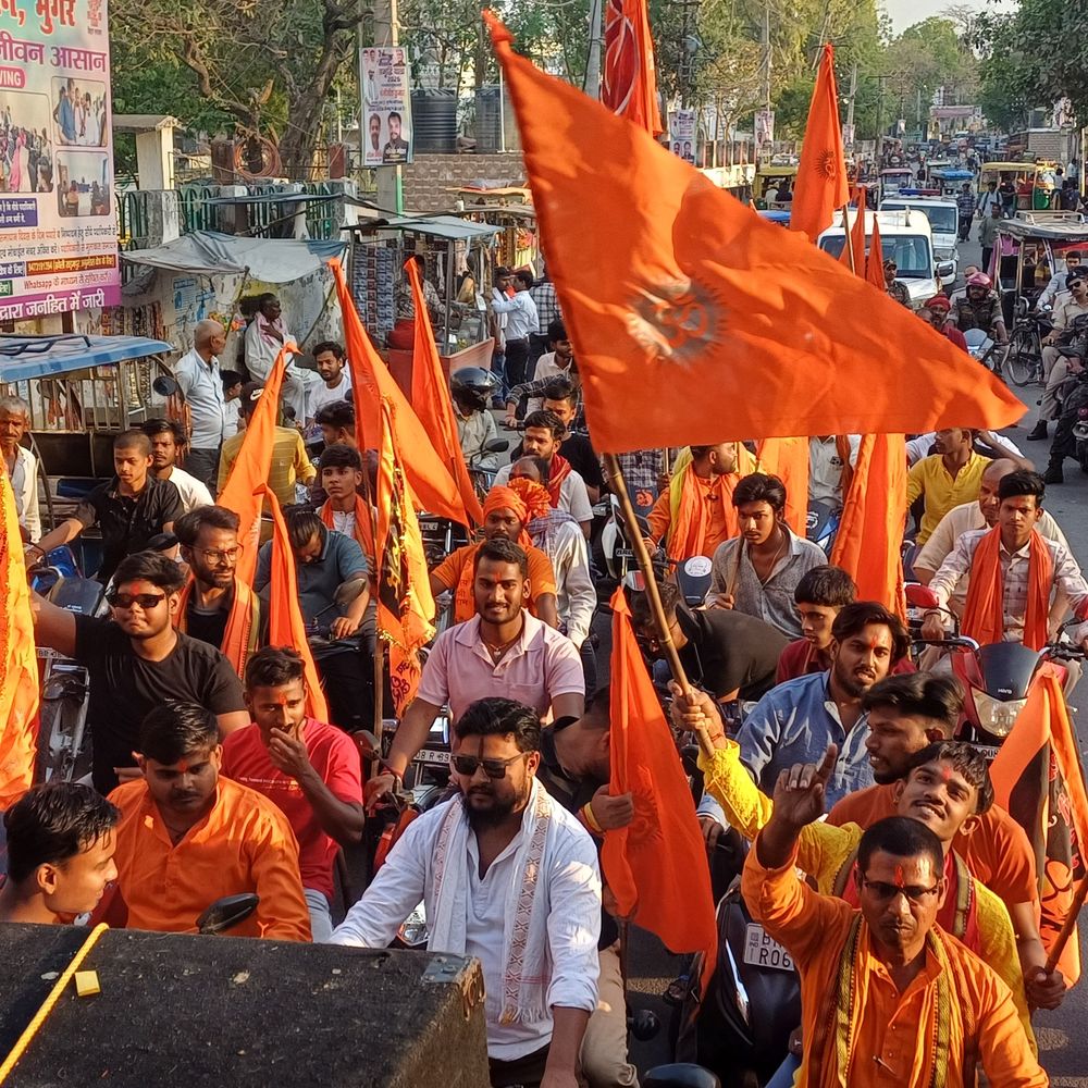 मुंगेर में हनुमान जन्मोत्सव पर निकली शोभायात्रा:सुरक्षा के लिए पुलिस बल और ड्रोन तैनात, महाआरती में शामिल हुए लोग