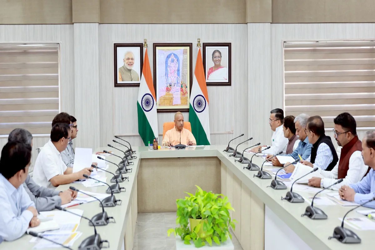 UP Cabinet: योगी सरकार का बड़ा ऐलान: शिक्षामित्रों का मानदेय बढ़ेगा, युवाओं को मुफ्त टैबलेट मिलेंगे