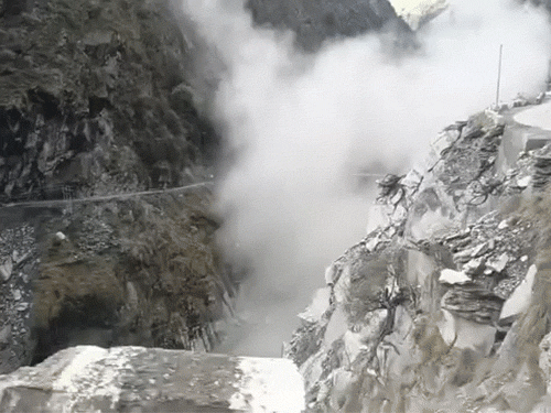 हिमाचल में लैंडस्लाइड से निर्माणाधीन सिंयूर पुल टूटा:रावी नदी में समाया, कई गांवों का कटा संपर्क, 4 करोड़ से हो रहा था निर्माण