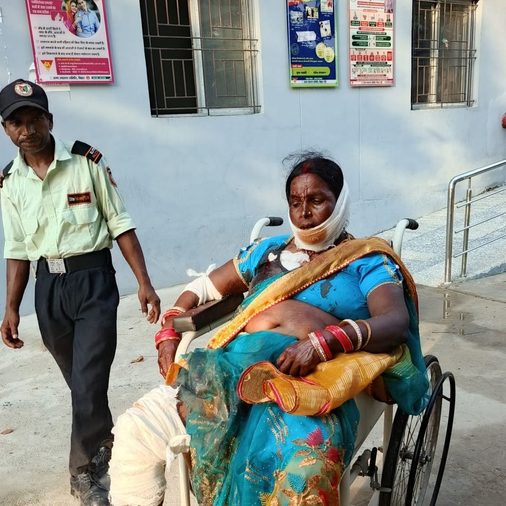 असरगंज के शंभूगंज मोड़ पर ई-रिक्शा-ऑटो की टक्कर:एक महिला गंभीर रूप से घायल, मायागंज अस्पताल रेफर