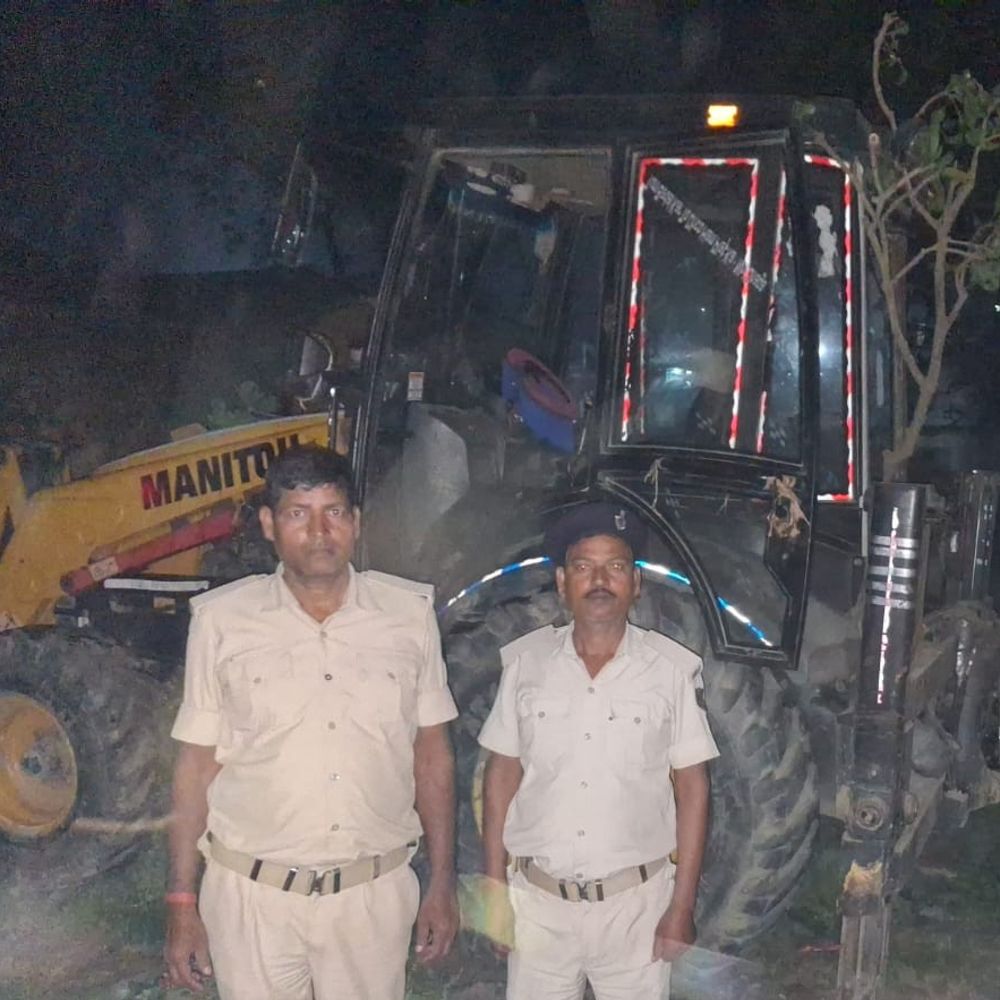 अररिया में अवैध बालू खनन पर JCB-ट्रैक्टर जब्त:11.05 लाख रुपए का जुर्माना लगा, थाने में रखे गए गाड़ी