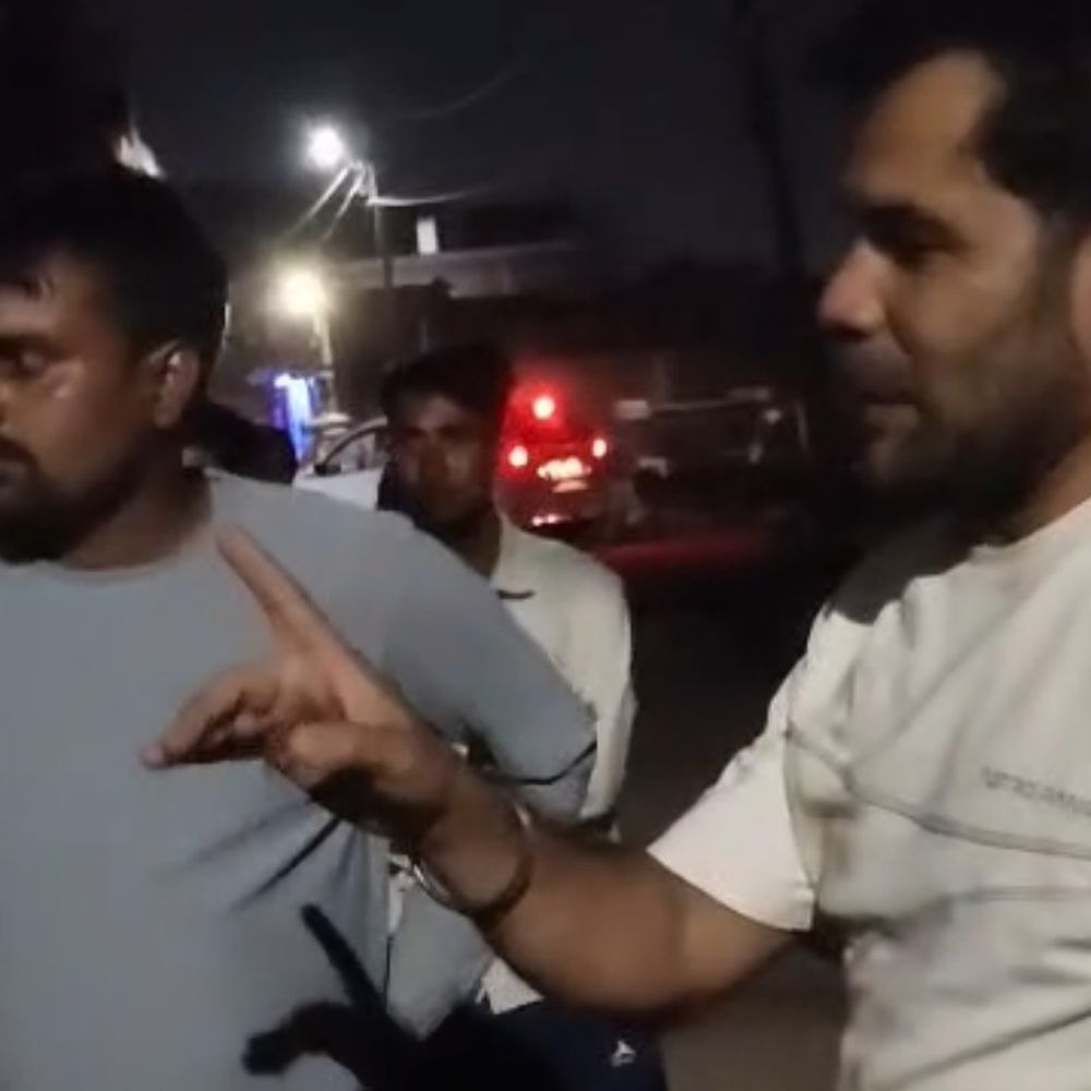 नशे में धुत चालक ने बाइक को मारी टक्कर:सतना में भागते हुए नाली में जा फंसी कार; लोगों ने पकड़कर पुलिस को सौंपा