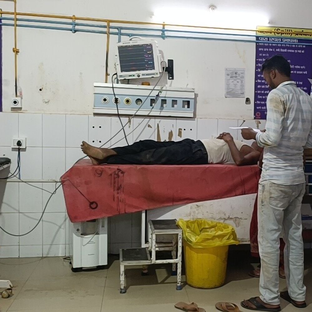 जमुई में बाइक सवार पिता-पुत्र घायल:मोड़ पर कंट्रोल खोने से घटना, बेटे को इलाज के लिए ले जा रहे थे