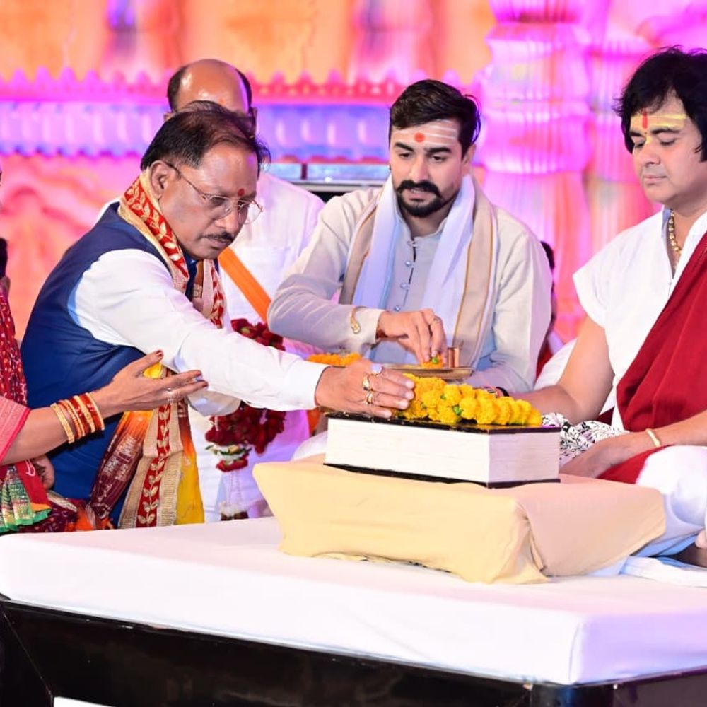 मुख्यमंत्री विष्णुदेव साय श्रीराम कथा में शामिल:कुनकुरी में संत चिन्मयानंद बापूजी से लिया आशीर्वाद, कहा- प्रभु श्रीराम का छत्तीसगढ़ से गहरा रिश्ता