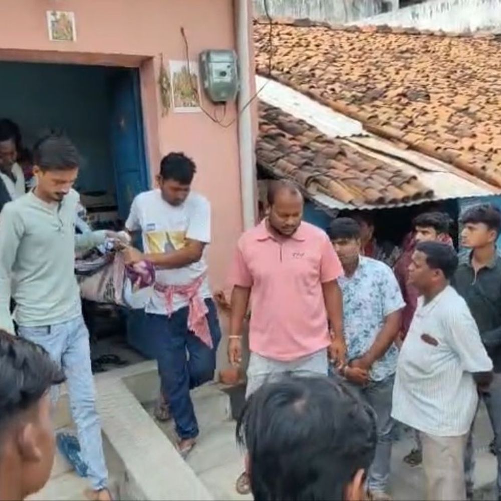 सरायकेला में मसाला कारोबारी का शव फंदे से लटका मिला:घटना के वक्त पत्नी, बच्चों को स्कूल छोड़ने गई थी; सुसाइड की आशंका