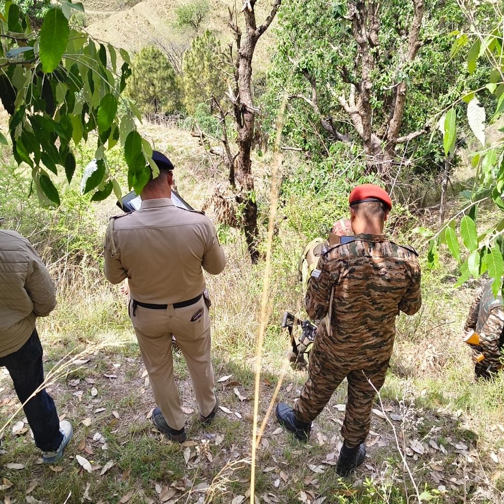 चंबा में संदिग्ध पाकिस्तानी गुब्बारा मिलने से हड़कंप:खेतों में मवेशी चराने गए व्यक्ति ने देखा; ‘PIA’ और उर्दू में लिखावट से एजेंसियां सतर्क