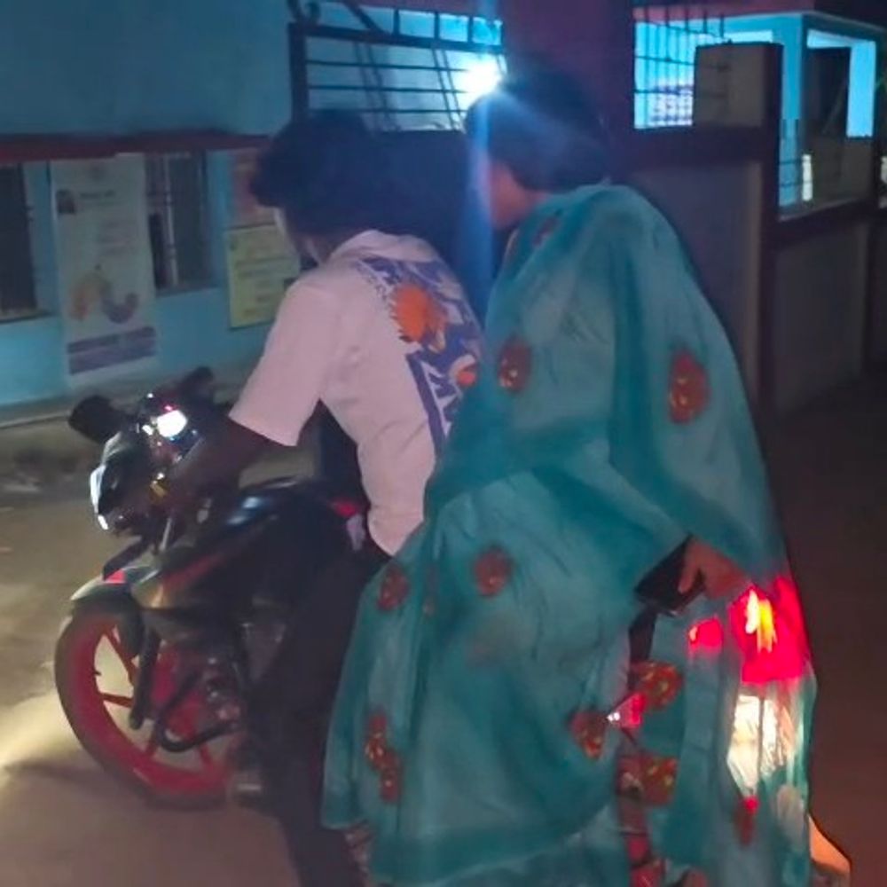 ममता वाहन बाराती के लिए बुक; खुद करें व्यवस्था:चतरा में बाइक से अस्पताल पहुंची प्रसूता, डीसी ने दिया कार्रवाई का भरोसा