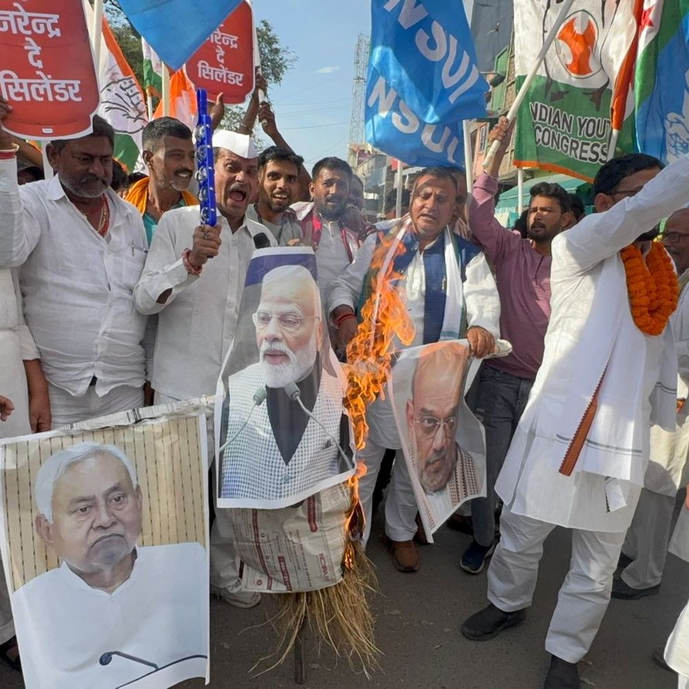 नवादा में LPG किल्लत पर कांग्रेस का प्रदर्शन:मोदी-शाह-नीतीश के पुतले फूंके, महंगाई-कालाबाजारी का आरोप, कीमत घटाने की मांग